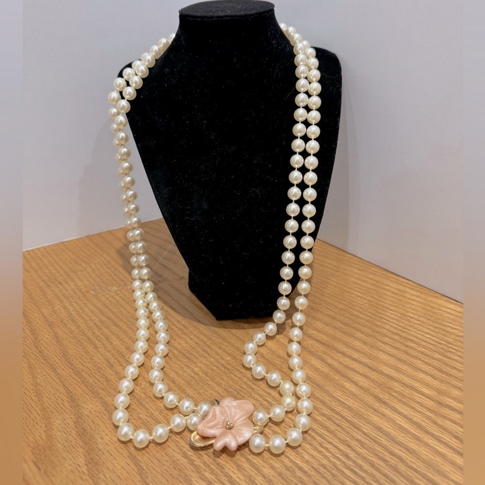 Vintage Elegant faux Pearl Necklace with Floral Accent - Picture 1 of 5